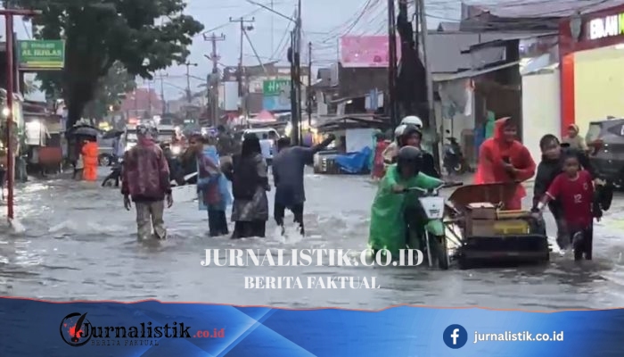 Puluhan Motor Mogok di Jalan Utama Padang, Banjir Bukti Drainase Belum Siap