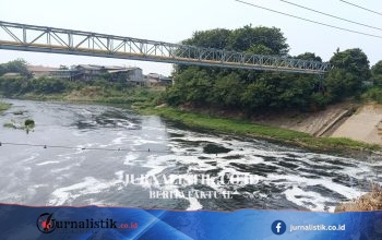 Air Kali Bekasi Menghitam dan Berbusa Saat Kemarau, Berulang Sejak 2019