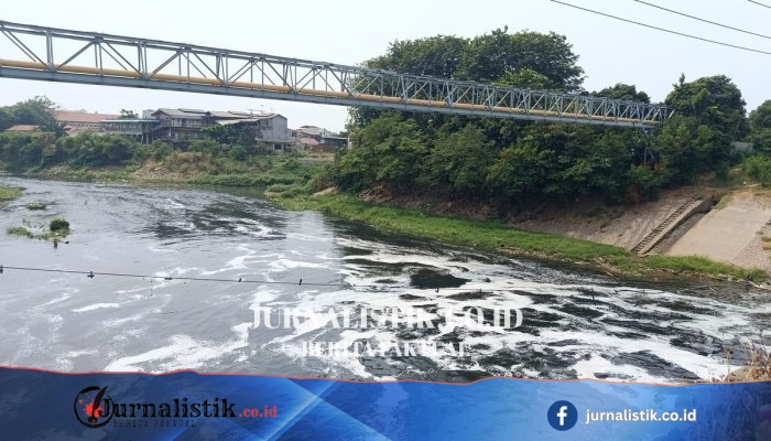 Air Kali Bekasi Menghitam dan Berbusa Saat Kemarau, Berulang Sejak 2019