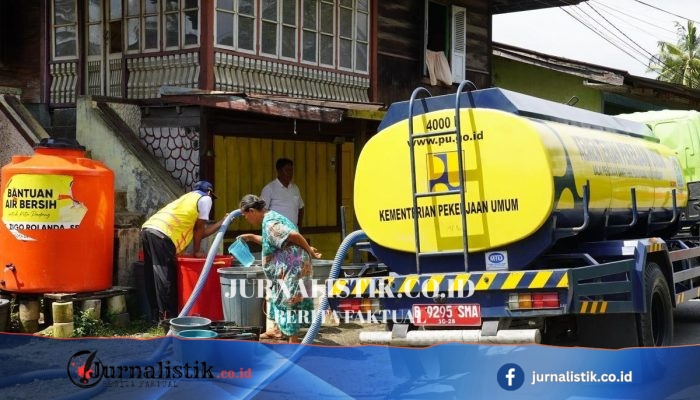 Banjir Padang Picu Krisis Air Bersih: Warga Terpaksa Cuci Baju di Sungai Keruh, Lumpur Bikin Rumah Tak Bisa Disiram