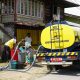 Banjir Padang Picu Krisis Air Bersih: Warga Terpaksa Cuci Baju di Sungai Keruh, Lumpur Bikin Rumah Tak Bisa Disiram