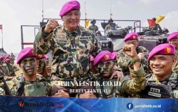 Sjafrie Sjamsoeddin Dianugerahi Brevet Kehormatan Korps Marinir usai Meninjau Latihan Terintegrasi TNI 2026