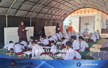 Delapan Bulan Pasca Banjir Bandang, Kegiatan Belajar Siswa SD IT Annur Pidie Jaya Tetap di Tenda Darurat