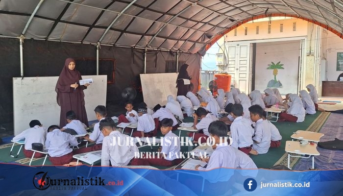 Delapan Bulan Pasca Banjir Bandang, Kegiatan Belajar Siswa SD IT Annur Pidie Jaya Tetap di Tenda Darurat