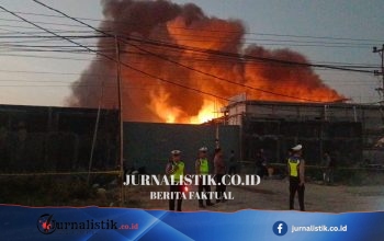 Kebakaran Gudang Limbah Non-B3 di Slatri Brebes, Api Belum Padam Hingga Malam