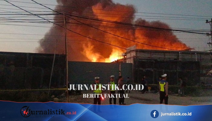 Kebakaran Gudang Limbah Non-B3 di Slatri Brebes, Api Belum Padam Hingga Malam