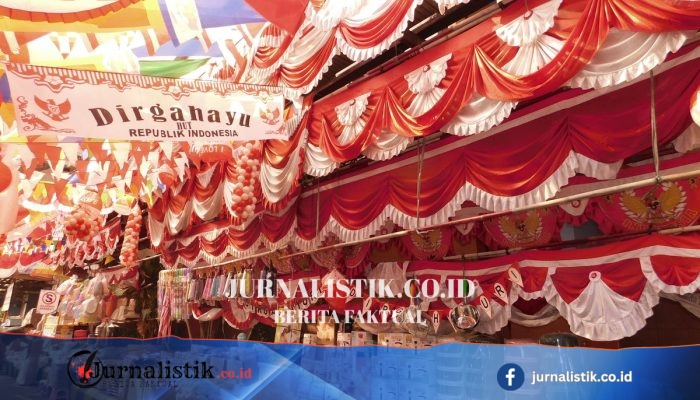Menjelang HUT RI sepekan, riuh aksesori merah putih memadati Pasar Jatinegara Jakarta Timur