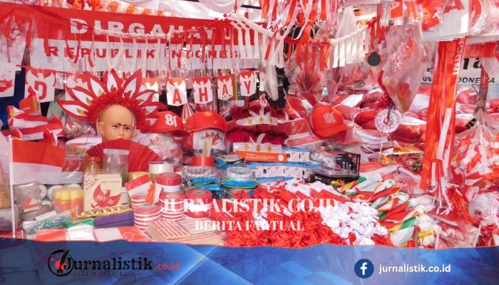 Pernak-pernik Agustusan di Pasar Jatinegara Mulai Rp2.000, Bendera Paling Laris Dibeli