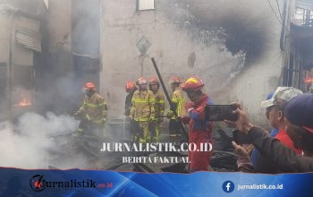 Kebakaran di Palembang: Empat Rumah Hangus, Mobil Damkar Terhambat Masuk Gang Sempit