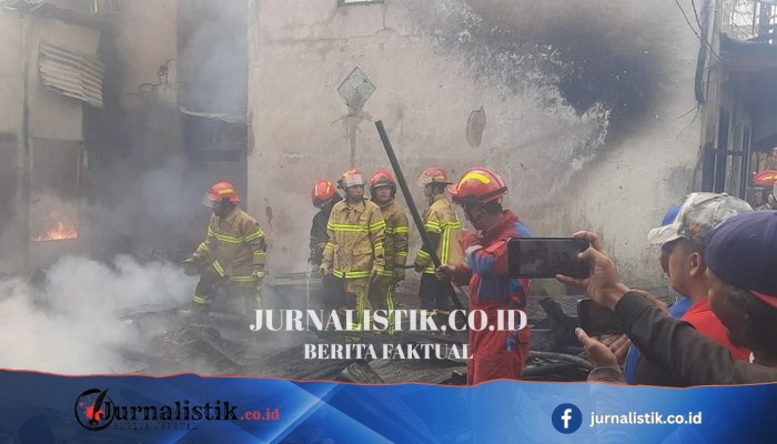 Kebakaran di Palembang: Empat Rumah Hangus, Mobil Damkar Terhambat Masuk Gang Sempit