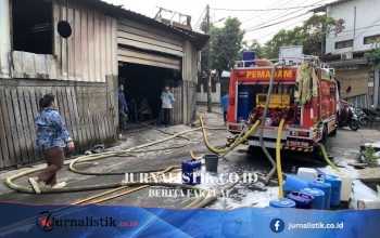 Kebakaran Pabrik Bingkai di Duren Sawit Bikin Jalan Haji Naman Jakarta Timur Macet