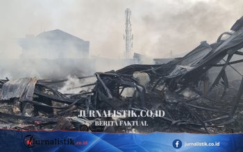 Kebakaran Pabrik Bingkai di Duren Sawit Jaktim, Kepulan Asap Masih Mengepul