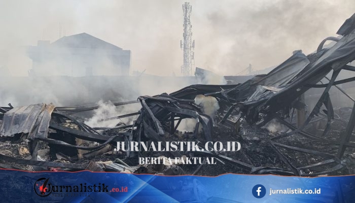 Kebakaran Pabrik Bingkai di Duren Sawit Jaktim, Kepulan Asap Masih Mengepul