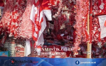 Euforia Musim Kemerdekaan di Pasar Jatinegara: Perajin Asal Cirebon Memburu Rezeki Menjelang 17 Agustus