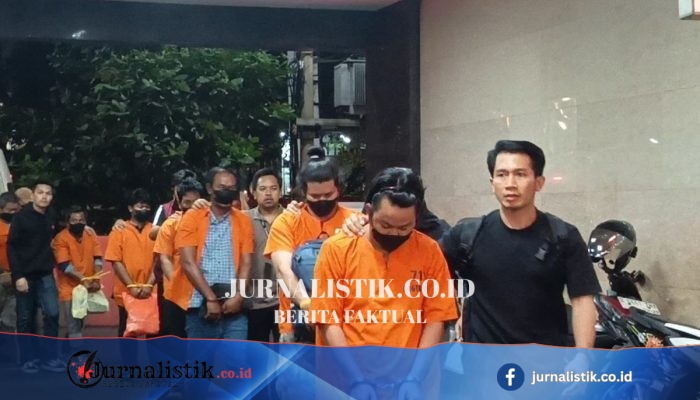 8 Tersangka Penyelundupan 1,3 Ton Ketamin dari MV King Sun Tiba di Bareskrim Polri untuk Pemeriksaan