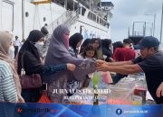 Kapal Bersandar di Serasan Natuna, Pasar Dadakan Langsung Ramai