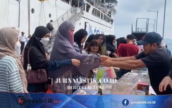 Kapal Bersandar di Serasan Natuna, Pasar Dadakan Langsung Ramai