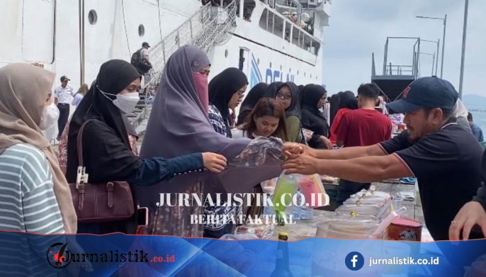 Kapal Bersandar di Serasan Natuna, Pasar Dadakan Langsung Ramai