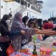 Kapal Bersandar di Serasan Natuna, Pasar Dadakan Langsung Ramai