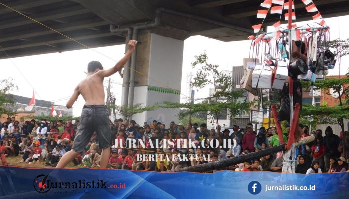 “Yang Penting Kita Senang”: Keriuhan Lomba Panjat Pinang di Kalimalang
