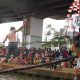 “Yang Penting Kita Senang”: Keriuhan Lomba Panjat Pinang di Kalimalang