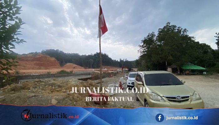 Bendera Merah Putih di Titik Nol RI–Malaysia, Deretan Mobil Berpelat Malaysia