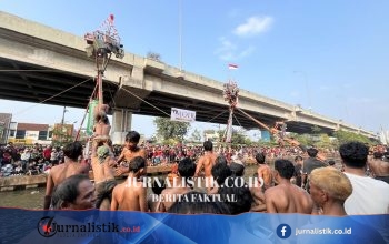 Semarak Panjat Pinang Kalimalang, Wali Kota Jakarta Timur Munjirin Minta Lomba Ditambah