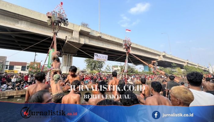 Semarak Panjat Pinang Kalimalang, Wali Kota Jakarta Timur Munjirin Minta Lomba Ditambah