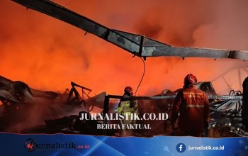 Kebakaran Gudang ATK di Bekasi 6 Jam Berlalu, Damkar Masih Berjibaku Memadamkan Api