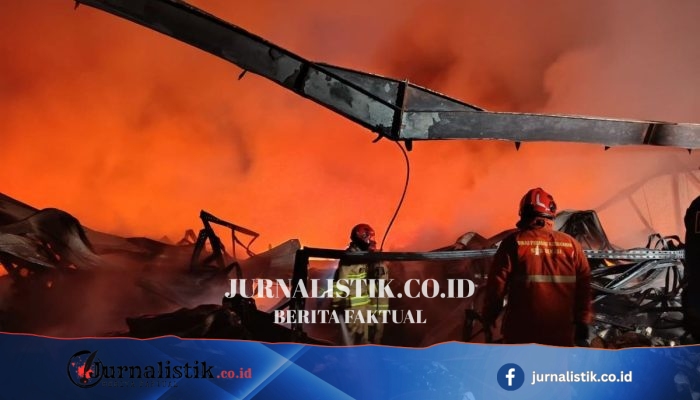 Kebakaran Gudang ATK di Bekasi 6 Jam Berlalu, Damkar Masih Berjibaku Memadamkan Api