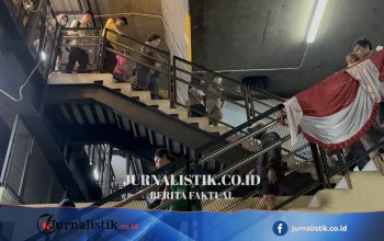 Setelah Berdesakan di Monas, Warga Lelah Ikut Rehat di Stasiun Juanda Usai Perayaan HUT ke-81