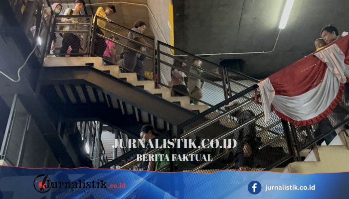 Setelah Berdesakan di Monas, Warga Lelah Ikut Rehat di Stasiun Juanda Usai Perayaan HUT ke-81