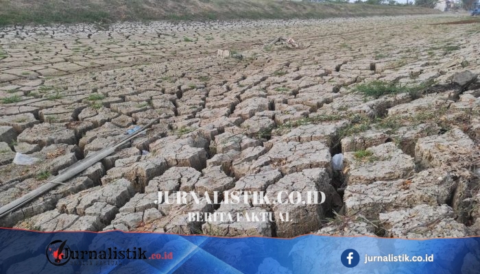 Kemarau di Demak Mengeringkan Sungai Berretak, Ribuan Warga Desa Ngaluran Krisis Air Bersih