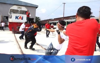 Adu Kekompakan KAI Sumbar Tarik Lokomotif BB 203 42 Ton untuk Lomba HUT RI ke-81