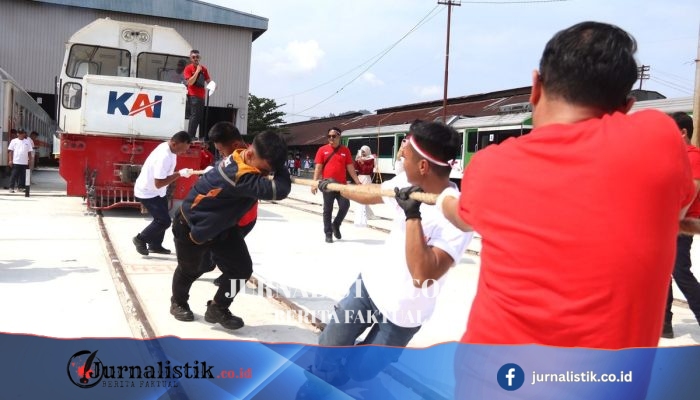 Adu Kekompakan KAI Sumbar Tarik Lokomotif BB 203 42 Ton untuk Lomba HUT RI ke-81