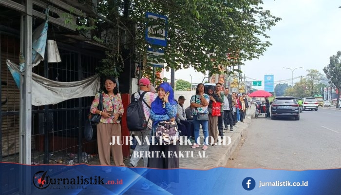 Antrean Transjakarta B41 di Komsen Jatiasih, Penumpang Kepanasan-kehujanan Minta Halte Layak Dibangun Segera