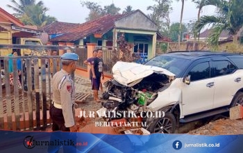 Alex Iskandar Alami Kecelakaan Tunggal, Mobil Anggota DPRD Lampung Utara Ringsek Tabrak Pagar