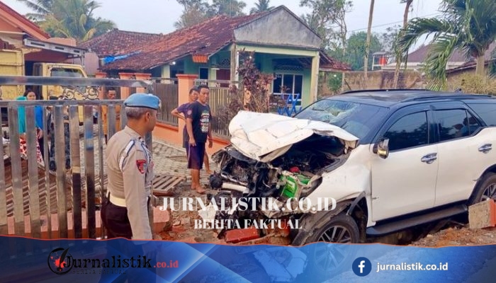 Alex Iskandar Alami Kecelakaan Tunggal, Mobil Anggota DPRD Lampung Utara Ringsek Tabrak Pagar