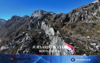 Pada Ketinggian Carstensz Pyramid, Merah Putih Berkibar sebagai Tanda Kedaulatan