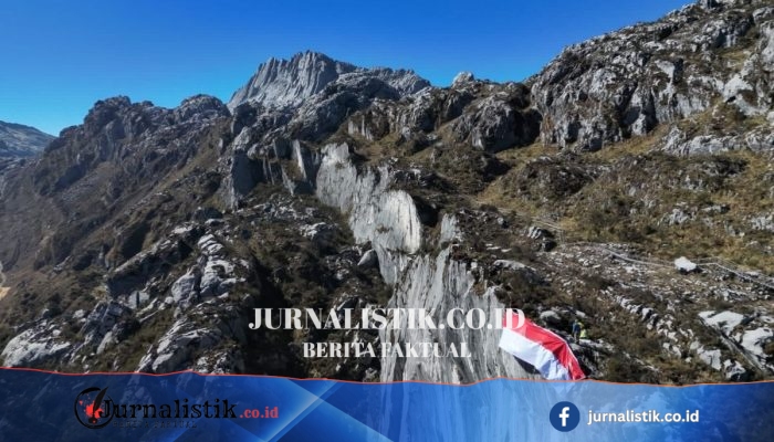 Pada Ketinggian Carstensz Pyramid, Merah Putih Berkibar sebagai Tanda Kedaulatan