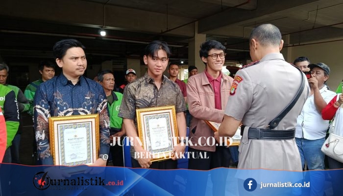 GenBurgeract Bekasi Patungan Benahi Jalan dan Halte, Kini Dapat Peralatan dari Polres Metro Bekasi Kota