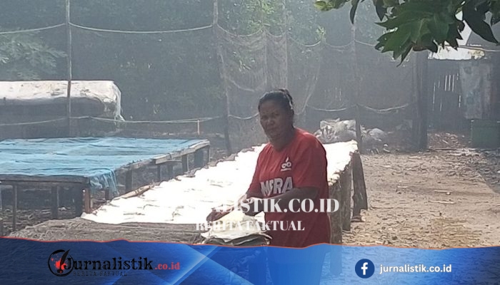 Di Tengah Kabut Karhutla, Nurhayati (60) Tetap Menjemur Kerupuk Opak di Kampar