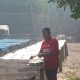 Di Tengah Kabut Karhutla, Nurhayati (60) Tetap Menjemur Kerupuk Opak di Kampar