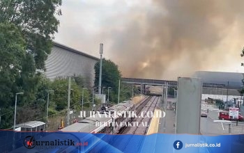 Kebakaran di Waltham Cross bikin kereta berhenti antara London dan Bandara Stansted