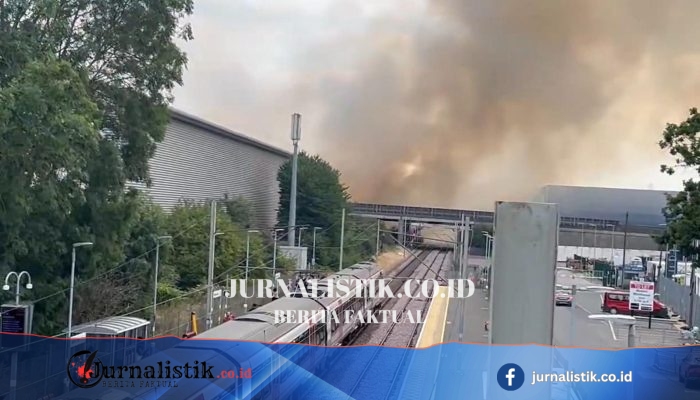 Kebakaran di Waltham Cross bikin kereta berhenti antara London dan Bandara Stansted