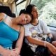 Dari sinar matahari hingga jam makan: tips mengurangi jet lag saat terbang
