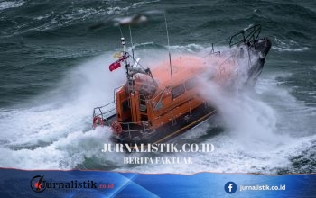Pencarian kapal dan kru dalam kondisi darurat di lepas Plymouth masih berlanjut