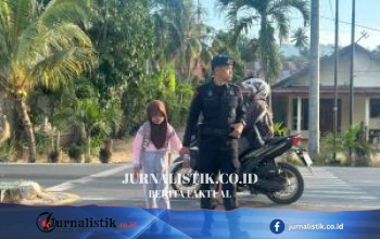 Brimob Polda Gorontalo Kembali Atur Lalu Lintas, Dampingi Siswa SD di Tibawa