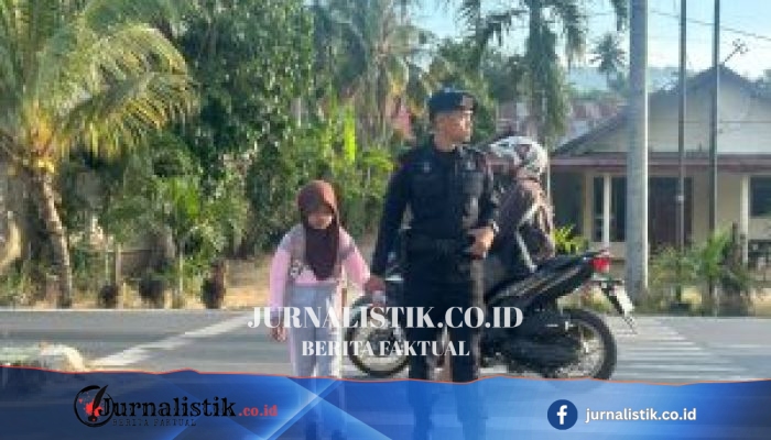 Brimob Polda Gorontalo Kembali Atur Lalu Lintas, Dampingi Siswa SD di Tibawa