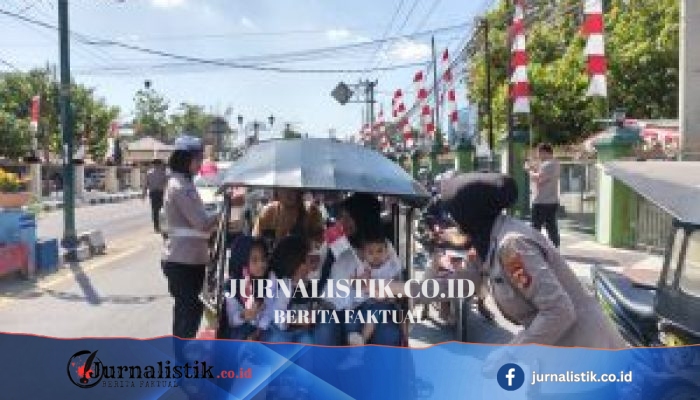 Semarak HUT RI ke-81, Polwan Polres Gorontalo Serahkan Bendera Merah Putih kepada Pengguna Jalan